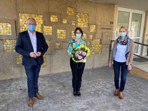 Foto: Landrat Achim Hallerbach (links) und Büroleiterin Diana Wonka (rechts) gratulieren Dr. Corinna Trapp (Mitte) zur erfolgreichen Prüfung zur Fachärztin für das öffentliche Gesundheitswesen und zur Übernahme der Leitung des Gesundheitsamtes.