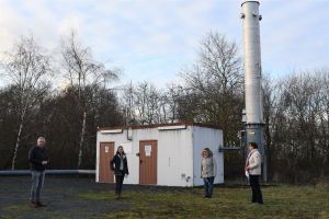 Foto: (v.l.n.r.) Landrat Achim Hallerbach, Tanja Reichling von der Transferstelle Bingen, Gabi Schäfer von der Stabstelle Energie, Klima und Umwelt und Referatsleiterin Ina Heidelbach auf dem Gelände Altdeponie in Fernthal, einer Potentialfläche für eine Photovoltaik-Freiflächenanlage.