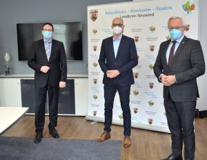 Foto: Aufgrund vielfach guter Erfahrung in der Zusammenarbeit mit Hochschulen hat sich die Wirtschaftsförderung im Landkreis Neuwied (WFG) dazu entschlossen, einen Kooperationsvertrag mit der Zukunftswerkstatt am Lehrstuhl für Innovations- und Kompetenzmanagement der Universität Siegen zu schließen. Hierzu trafen sich (v.l.n.r.) der Geschäftsführer der Wirtschaftsförderung des Landkreises Neuwied, Harald Schmillen, der Leiter der Zukunftswerkstatt an der Universität Siegen, Robert Kebbekus mit dem Neuwieder Landrat Achim Hallerbach.