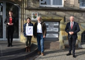 Foto: Mit eindeutigem Ergebnis hat Lale Bender (2.v.l.) den diesjährigen Vorlesewettbewerb im Kreis Neuwied gewonnen. Sie ist Schülerin der 6. Klasse des Martin-Butzer-Gymnasiums in Dierdorf. Und so hat Landrat Achim Hallerbach (rechts) es sich nicht nehmen lassen, Lale Bender, in Begleitung ihres Vaters, in die Kreisverwaltung einzuladen und persönlich zu gratulieren. Links auf dem Foto: Daniela Kiefer, Organisatorin des Kreislesewettbewerbs.