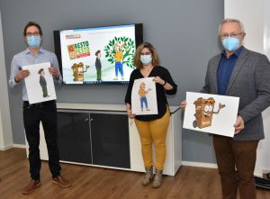 Foto:  Resto Pesto gegen gegen Lebensmittelverschwendung. Bestärkt vom Zuspruch der bisherigen Aktivitäten starten Kreisverwaltung und  Abfallwirtschaft des Landkreises Neuwied in diesem Jahr ein neues Projekt: "Resto Pesto". Landrat Achim Hallerbach (rechts), Gabi Schäfer (Stabstelle Energie, Klima und Umwelt des Landkreises Neuwied) und Michael Treppesch, Leiter des Außerschulischen Lernortes der Abfallwirtschaft des Landkreises Neuwied (ASL) präsentieren die neue Kampagne.