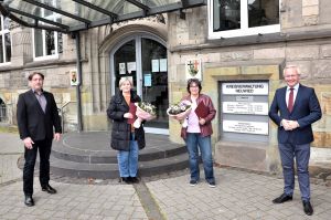 Foto: Mit den besten Wünschen für die Zukunft verabschiedete Landrat Achim Hallerbach (rechts) gemeinsam mit dem Vorstand der Abfallwirtschaft Landkreis Neuwied AöR, Jörg Schwarz (links), zwei langjährige und erfahrene Mitarbeiterinnen des Abfallwirtschaftsbetriebs in den Ruhestand: Silvia Preußiger (2.v.l.) und Birgit Mohr.
