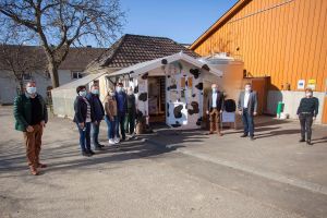 Foto: Das neue Irmerother Milchbüdchen befindet sich direkt am Hof der Familie Büllesbach und ist schon von weitem durch seine schwarz-weiße Kuhfelloptik erkennbar. v.l.n.r.: Jörg Hohenadl (Naturgenuss Regionalinitiative), Monika Büllesbach, Michael Büllesbach, Daniela Brungs, Markus Büllesbach, Rudi üllesbach, Achim Hallerbach (Landrat Kreis Neuwied), Michael Christ (Bürgermeister Verbandsgemeinde Asbach), Sandra Köster ( Vorständin „Wir Westerwälder“).