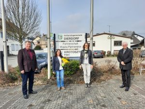 Foto: v.l. Horst Rasbach (Bürgermeister VG Dierdorf), Jenny Holly (Außenstellenleitung Dierdorf) Simone Kirst (Geschäftsführerin kvhs), Volker Mendel (Vorsitzender kvhs).