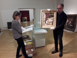 Foto: Museumsdirektor Bernd Willscheid und Rosina Kusche-Knirsch vom Roentgen-Museum bei der Vorbereitung der Ausstellung „August Friedrich Siegert“.
