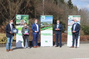 Foto: Projektstart für die Westerwälder Naturtalente - Von links nach rechts: Achim Schwickert (Landrat Westerwaldkreis), Sandra Köster (Vorständin Wir Westerwälder), Patrick Schumacher (Geschäftsführer attentio Hachenburg), Dr. Peter Enders (Landrat Kreis Altenkirchen), Achim Hallerbach ( Landrat Kreis Neuwied). 