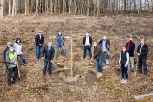 Foto: Symbolisch wurde zum Start der Aufforstungs-Offensive ein nordamerikanischer Amberbaum – ein Liquidambar Styraciflua gepflanzt. Von links nach rechts: Ferdi Wittlich - Ortsbürgermeister von Kurtscheid,  Hans-Bernd Eckert - 1. Beigeordneter, Mechthild Müller - FWG, Horst Ewenz -CDU (nicht abgelichtet),  Thomas Hack - Vorstand HACK AG, Achim Hallerbach - Landrat, Simon Gunnemann - Projektleiter HACK AG, David Väth – DEINHEKTAR, Peter Hack – HACK AG, Jan Bednarek – DEINHEKTAR,  Silvia Pander- Stiftungsbeauftragte KHS, Dr. Thorsten Neumann -DEINHEKTAR, sowie Hans-Werner Neitzert – Forstamt und Uwe Hoffmann -Forstdirektor (nicht abgelichtet) Forstamt Dierdorf