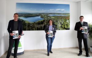 Foto: Vorstellung des neuen WIR Magazins (v.l.n.r.):  Lars Kober, Leiter der Wirtschaftsförderung Kreis Altenkirchen Katharina Schlag, Geschäftsführerin der Wirtschaftsförderungsgesellschaft Westerwaldkreis  Harald Schmillen, Geschäftsführer der Wirtschaftsförderung Kreis Neuwied.