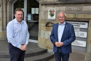Foto: Ulf Steffenfauseweh ist neuer Pressesprecher der Kreisverwaltung Neuwied. Landrat Achim Hallerbach begrüßte den 47-jährigen Neuwieder im Kreishaus zum Dienstantritt.