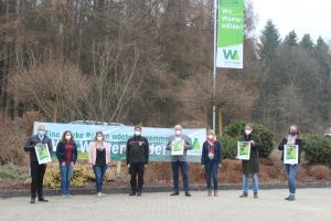 Foto: Präsentieren die neuen „Westerwälder Naturerlebnisse 2021“. Bereits im zwölften Jahr erscheint der Veranstaltungskalender für Erlebnis-, Informations- und Weiterbildungsveranstaltungen rund um die Themen Natur und Umwelt in der Region Westerwald.  (v.l.n.r.): Achim Hallerbach (Landrat Kreis Neuwied), Hilde Umlauf (Kreisverwaltung Montabaur, Referat Umwelt und Naturschutz) Gabi Schäfer (Kreisverwaltung Neuwied Stabsstelle Energie, Klima und Umwelt), Gerhard Willms (Forstamt Dierdorf) Dr. Peter Endres (Landrat Kreis Altenkirchen), Sandra Köster (Vorständin Wir Westerwälder), ) Achim Schwickert (Landrat Westerwaldkreis), Barbara Hombach (3! Werbeagentur, Hachenburg auf dem Foto fehlt: Jessica Gelhausen (Kreisverwaltung Altenkirchen, Referat für Naturschutz und Umwelt).