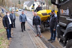 Foto: Die alte Gussleitung für die Wasserversorgung zwischen Wied und Rott muss ersetzt werden. Das KWW investiert rund 650.000 Euro auf der etwa zwei Kilometer langen Strecke. V.l.n.r. Bürgermeister Michael Christ, Thomas Endres und Geschäftsführer Stefan Herschbach von den Stadtwerken Neuwied (als Betriebsführer des KWW) und Landrat Achim Hallerbach.