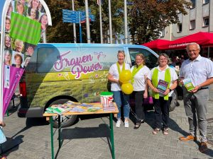 Foto: Die Landfrauen sind derzeit mit ihrem neuen Bus auf Werbetour durch den Kreis. Beim Stopp auf dem Luisenplatz hat sie auch unser Landrat – übrigens selbst Mitglied im Verband – besucht. 