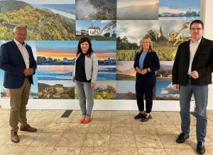 Foto: Wollen eng und „auf dem kurzen Dienstweg“ zusammenarbeiten: (von links) Landrat Achim Hallerbach und die neue Leiterin des „Romantischen Rheins“, Kristina Neitzert, sowie Anja Hoffmann und Harald Schmillen von der Wirtschaftsförderung des Kreises Neuwied. 