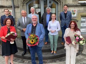 Foto: Birgit Eisenhuth (vorn von links), Erhard Bierbrauer und Bettina Veith-Werner haben ihr 40-jähriges Dienstjubiläum gefeiert. Es gratulierten (hinten von links) Philipp Stuntz vom Personalrat, Landrat Achim Hallerbach, die Kreis-Beigeordneten Werner Wittlich und Michael Mahlert, Büroleiterin Diana Wonka sowie Karsten Rodigast vom Kreismedienzentrum.