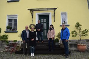 Foto: Ehepaar Wald (links) hat ein ehemals landwirtschaftlich genutztes Anwesen im Ortskern von Oberraden vorbildlich saniert. Darüber freuen sich Kreisbeigeordneter Michael Mahler, die Dorferneuerungsbeauftragte des Kreises, Margit Rödder-Rasbach, und Ortsbürgermeister Achim Braasch. 