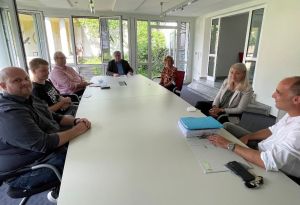 Foto: Beigeordneter Michael Mahlert (Bild Mitte) konnte den Geschäftsführer der Firma The Cloud, Tim Gülicher (rechts) und seine Kollegin Aileen Strötges (2. von rechts) mit Vertretern der Projektgruppe „Digitalisierung“ in der Kreisverwaltung begrüßen. 