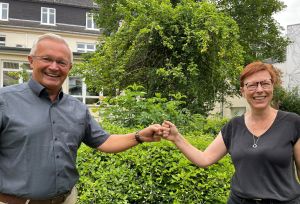 Foto: Landrat Achim Hallerbach freut sich, dass Rita Hoffmann-Roth aus dem Gesundheitsamt der Kreisverwaltung jetzt als neue Koordinatorin „Gesundheitsförderung und Prävention“ loslegen kann. 