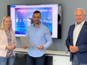 Foto: Torben Schmidt (Mitte) soll die Digitalisierung der Neuwieder Kreisverwaltung koordinieren. Büroleiterin Diana Wonka und Landrat Achim Hallerbach sind überzeugt, mit ihm den richtigen Mann für diese wichtige Aufgabe gefunden zu haben. 