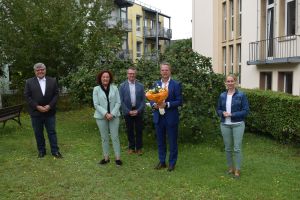 Foto: Der 1.Kreisbeigeordnete Michael Mahlert (1. von links) gratuliert gemeinsam mit der Personalratsvorsitzenden Birgit Eisenhuth, der Büroleiterin Diana Wonka (rechts) und Michael Kretzer, Bereichsleiter des Jobcenters (3. von links) Axel Braun zum 40-jährigen Dienstjubiläum.