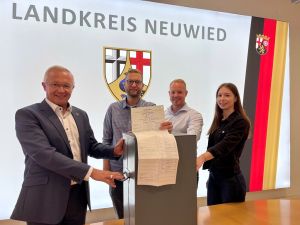 Foto: Landrat Achim Hallerbach (von links), Florian Nußbaum, Sven Adamczewski und Auszubildende Karolin Kaiser haben die Vorbereitungen für die Bundestagswahl im Wahlkreis Neuwied/Altenkirchen weitestgehend abgeschlossen. 
