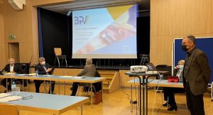 Foto: Dr. Christoph Zimmer vom Planungsbüro BPV-Consult in Koblenz (rechts) hielt im Kreis-Ausschuss einen Fachvortrag und skizzierte mögliche Szenarien für einen künftigen ÖPNV im Kreis Neuwied. 