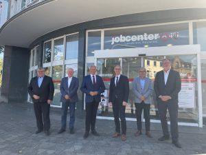 Foto: Theo Kreyer (3. von rechts) ist der neue Leiter des Neuwieder Jobcenters. Eine gute Hand bei der Erfüllung der Aufgaben wünschten ihm (von links) Beigeordneter Michael Mahlert, Vorgänger Manfred Plag, Landrat Achim Hallerbach, der stellvertretende Jobcenter-Geschäftsführer Frank Potthast und Arbeitsagentur-Geschäftsführer Karl-Ernst Starfeld. 