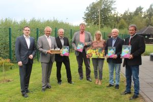 Foto: Im konstruktiven Austausch über die Projekte der Wir Westerwälder gAöR:  Harald Schmillen (Wirtschaftsförderungsgesellschaft Neuwied), Achim Hallerbach (Landrat Kreis Neuwied), Jürgen Schmied (Mitglied des Verwaltungsrates), Horst Rasbach (Mitglied des Verwaltungsrates), Sandra Köster (Vorständin Wir Westerwälder), Michael Lieber (Mitglied des Verwaltungsrates), Achim Schwickert (Landrat Westerwaldkreis).