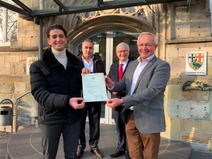 Foto: Haben allen Grund, zu strahlen: Hazem Albatran erhielt aus den Händen von Landrat Achim Hallerbach die Einbürgerungsurkunde - somit ist der gebürtige Syrer nun deutscher Staatbürger. Darüber freuen sich ebenfalls Stadtbürgermeister Gerhard Hausen und Vater Abdul-Aziz Albatran.