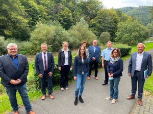 Foto: Mit Landrat Achim Hallerbach (rechts) und 1. Kreisbeigeordnetem Michael Mahlert (links) nahmen die Spitzen der Neuwieder Kreisverwaltung am Workshop der Hochwasser-Partnerschaft teil, bei dem  Experten wie Dr. Margret Johst von Landesamt für Umwelt, Neuwieds Brand- und Katastrophenschutzinspekteuer (BKI) Holger Kurz, der langjährige Leiter des Hochwasserschutzamtes der Stadt Neuwied, Wilfried Hausmann und  Ute Eifler vom Informations- und Beratungszentrum Hochwasservorsorge Rheinland-Pfalz (IBH) sowie Corinna Becker vom Kompetenzzentrum Hochwasserrisikomanagement und Hochwasservorsorge (KHH) referierten. 