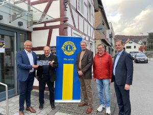 Foto: Stellten die neue Weihnachts-CD in Waldbreitbach vor (von links): Landrat Achim Hallerbach als Schirmherr, Initiator Siegfried Weber, Lions-Präsident Eberhard Mandel, Waldbreitbachs Ortsbürgermeister Martin Lerbs und Lions-Activity-Beauftragter Christoph Freitag. 