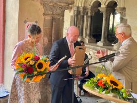 Foto: Überreichung der Ehrennadel an Diakon Stephan Schwarz.