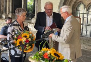Foto: Überreichung der Ehrennadel an Bruno Hoffmann.