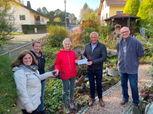 Foto: Freuen sich über viel Leben im Vorgarten: (von links) Alena Linke von der Stadtverwaltung, Dieter und Angelika Müller, Landrat Achim Hallerbach, Gabi Schäfer von der Stabsstelle Energie, Klima und Umwelt des Kreises.