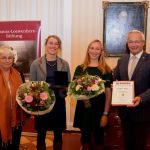 Die Ehrenpreisträgerin Katrin Pütz (2.v.links) mit ihrer Schwester Christina Fries, die stellvertretend für die erkrankte Elizabeth Baumann die Laudatio verlas, Landrat Achim Hallerbach und die Gleichstellungsbeauftragten des Landkreises Doris Eyl-Müller (1.v. links) bei der Preisverleihung.