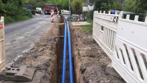 Foto: Die Arbeiten in Hesseln waren nicht einfach und mussten in engen Straßen durchgeführt werden. Die Anlieger nahmen es gelassen, wofür Landrat Achim Hallerbach ausdrücklich seinen Dank sagt.