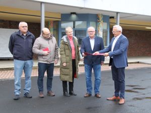Foto: Die Landräte Achim Hallerbach (Neuwied(von rechts) und Dr. Peter Enders (Altenkirchen) sowie die hauptamtliche Erste Kreisbeigeordnete Gabriele Wieland (Westerwaldkreis) freuen sich gemeinsam mit den Impfkoordinatoren Peter Deipenbrock und Burkhard Haubrich über das zusätzliche Impfangebot der drei Landkreise.  Bild: Pressestelle Westerwaldkreis