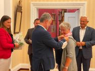 Foto: Als „Frau der ersten Stunde“ durfte sich Heidi Buhr von Caritas-Direktor Eberhard Köhler eine Auszeichnung ans Revers heften lassen. 