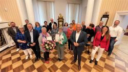 Foto: Landrat Achim Hallerbach und Caritas-Direktor Eberhard Köhler dankten den Lernpaten für ihren Einsatz.