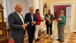Foto: : Dorit Schäfer (rechts) ist seit fünf Jahren als Lernpatin aktiv. Dafür dankten ihr (von links) Landrat Achim Hallerbach, Caritas-Direktor Eberhard Köhler, Caritas-Projektleiterin Olga Scott und Kreis-Jugendpfleger Franlin Toma. 
