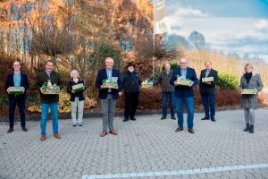 Foto: v.l.:  Präsentieren gemeinsam die neue Westerwald Box: Markus Mille (Geschäftsführer der Kreisbauernverbände AK, NR und WW), Landrat Achim Schwickert (Westerwaldkreis), Sabine Schmidt (Schmidt Kartonage, Norken), Ulrich Schreiber (Vorsitzender des Kreisbauernverbandes Neuwied), Matthias Müller (Vorsitzender des Kreisbauernverbandes Westerwaldkreis), Landrat Dr. Peter Enders (Kreis Altenkirchen), Christoph Schmallenbach (stell.Vorsitzender des Kreisbauernverbandes Altenkirchen), Sandra Köster ( Vorständin Wir Westerwälder) .
