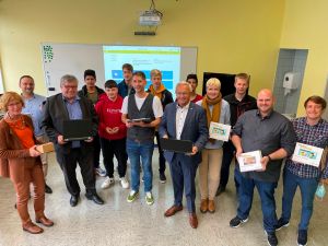 Foto: Landrat Achim Hallerbach und Kreis-Beigeordneter Michael Mahlert (jeweils mit Laptop) sowie die stellvertretende Leiterin der Schulabteilung des Kreises (links) und der Digital-Beauftragte Karsten Rodigast (7. von links) freuen sich mit Schülern und Lehrern über die Verbesserung der technischen Ausstattung. 