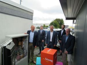 Foto (v.l.): Achim Hallerbach (Landrat Landkreis Neuwied), Harald Schmillen  (Geschäftsführer Wirtschaftsförderung Landkreis Neuwied), Bernd Gowitzke (Geschäftsführer  KTK), Christian Weber (Kommunalmanager der Syna GmbH), Volker Mendel (Bürgermeister  der Verbandsgemeinde Puderbach).