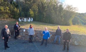 Foto: Vor Ort nahmen Landrat Achim Hallerbach als stellvertretender Vorsitzender des Naturparks Rhein-Westerwald, Projektkoordinator Thomas Herschbach, Naturpark-Geschäftsführerin Irmgard Schröer, Stadtbürgermeister Gerhard Hausen, der Vorstand der Jagdgenossenschaft Unkel, Egon Roos und Bauhof-Mitarbeiter Mike Hentschel die fertiggestellte Trockenmauer in Augenschein.