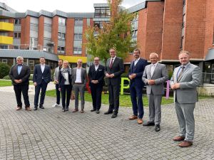Foto: Verstanden sich gut beim Treffen im Heinrich-Haus: (von links) Kreis-Beigeordneter Michael Mahlert, Kreis-Wirtschaftsförderer Harald Schmillen, Digitalkoordinator Torben Schmidt, Büroleiterin Diana Wonka, die Heinrich-Haus-Geschäftsführer Dirk Rein und Thomas Linden, Minister Alexander Schweitzer, Heinrich-Haus-Geschäftsführer Frank Zenzen, Landrat Achim Hallerbach und Oberbürgermeister Jan Einig. 