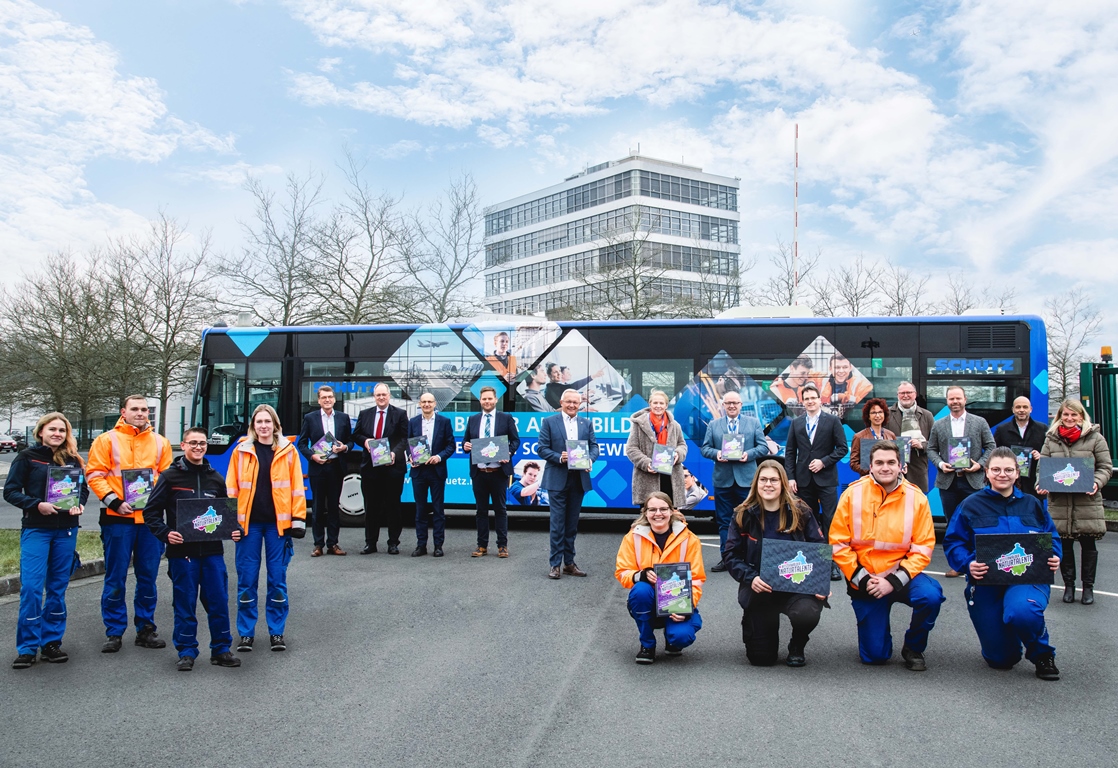 Fotomontage: Präsentieren gemeinsam die Auszubildenden-Kampagne „Westerwälder Naturtalente“  Von links nach rechts: Hinten:  Dr. Andreas Reingen/Vorstand Sparkasse Westerwald-Sieg  Jürgen Marx/Leiter Human Resources/Schütz GmbH & Co. KGaA  Gerhard Grün/stv. Vorstand/Sparkasse Neuwied  Sven Becker/Leiter Aus- und Weiterbildung/Schütz GmbH & Co. KGaA  Achim Hallerbach/Landrat Kreis Neuwied  Gabriele Wieland/1. Beigeordnete Westerwaldkreis  Dr. Peter Enders/Landrat Kreis Altenkirchen  Harald Schmillen/Geschäftsführer Wirtschaftsförderung Kreis Neuwied  Anke Hüsch/Projektleitung attentio :: online- & werbeagentur GmbH  Karl-Ernst Starfeld/Vorsitzender der Geschäftsführung der Agentur für Arbeit Neuwied  Patrick Schumacher/Geschäftsführer attentio :: online- & werbeagentur GmbH  Elmar Wagner/Vorsitzender der Geschäftsführung der Agentur für Arbeit Montabaur  Sandra Köster/Vorständin Wir Westerwälder gAöR  Vorne:  Auszubildende der Schütz GmbH & Co. KgaA aus unterschiedlichen Bereichen von AnlagemechanikerIn über Industriekaufrau/mann bis ZerspanungsmechanikerIn.