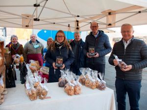 Foto: Werben für den Wochenmarkt in Bad Hönningen (von links nach rechts): Barbara Schmitz (Marktbeschickerin), Grigory Derksen (Marktbeschicker), Sandra Köster (Vorständin Wir Westerwälder), Nicole Runkel (Tourist-Information Bad Hönningen), Reiner W. Schmitz (Stadtbürgermeister Bad Hönningen), Jan Ermtraud (Verbandsbürgermeister Bad Hönningen) und Achim Hallerbach (Landrat Kreis Neuwied). 