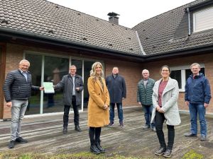 Foto: Landrat Achim Hallerbach (von links) übergab die Baugenehmigung für die neue Kita am Sportplatz an Ortsbürgermeister Franz-Peter Dahl und die drei Beigeordneten Wolfgang Krings, Werner Libske und Johannes Brings. Auf mehr Platz für Kinder und Erzieher freuen sich Bullerbü-Chefin Bianca Bellersheim und ihre Stellvertreterin Ramona Pashaus.