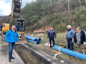 Foto: Zwischen den Ortslagen Reifert und Hähnen werden in der Fahrbahn der Landstraße 256 Leitungen und Signalkabel verlegt. Die Arbeiten gehen gut voran, wie Landrat Achim Hallerbach und SWN-Geschäftsführer Stefan Herschbach sahen.