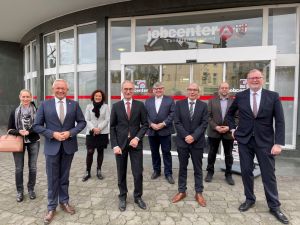 Foto: Frank Potthast (3. von rechts) tritt – begleitet von viel Lob und Dank – in den Ruhestand. 