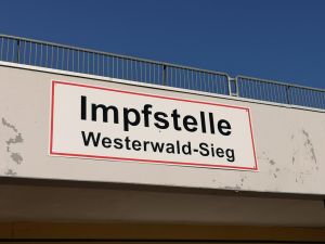 Foto: Die Impfstelle Westerwald-Sieg befindet sich in der früheren Graf-Heinrich-Realschule in Hachenburg (Am Schwimmbad 2). Sie ist barrierefrei erreichbar. In unmittelbarer Nähe gibt es ausreichend Parkplätze (etwa 200 Meter Fußweg bis zum Eingang).